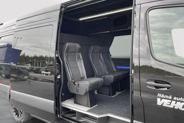 Mercedes Sprinter W907 jatko-ohjaamo audiopaketti Stage 3 asennettuna